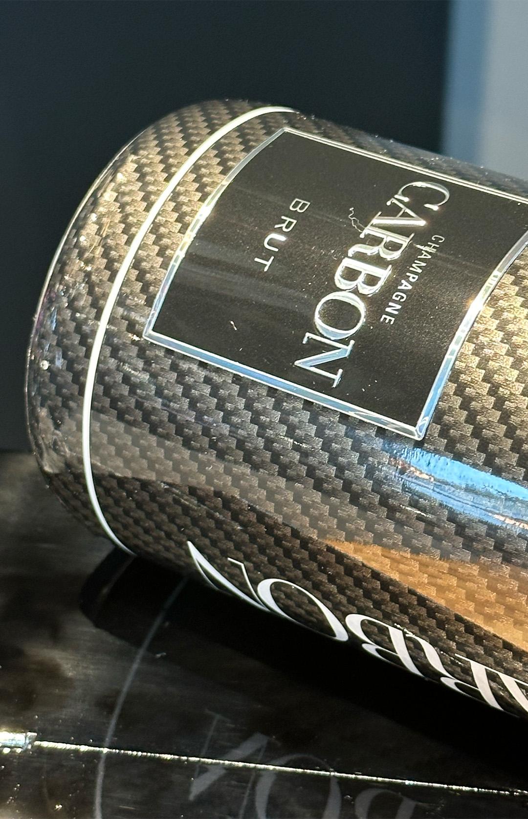 Carbon Champagner Cuvee Brut Carbonoptik Flasche Ausschnitt